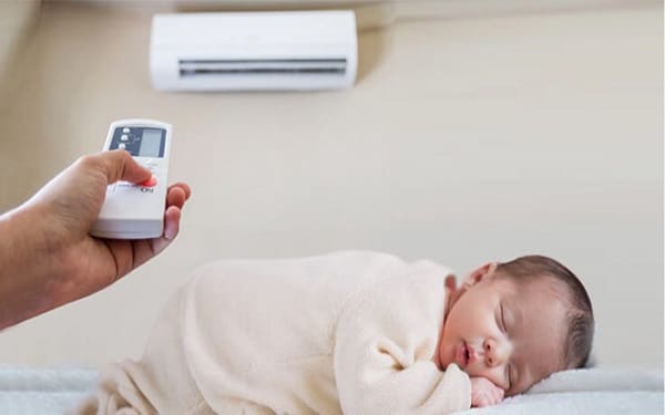 Bố mẹ có thể cho trẻ nằm điều hòa để giúp bé mát mẻ hơn
