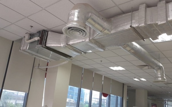 Vệ sinh dàn lạnh điều hòa âm trần nối ống gió đòi hỏi chuyên môn và kỹ thuật cao