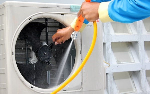 Dàn nóng điều hòa cũng cần vệ sinh định kỳ để đảm bảo hoạt động hiệu quả
