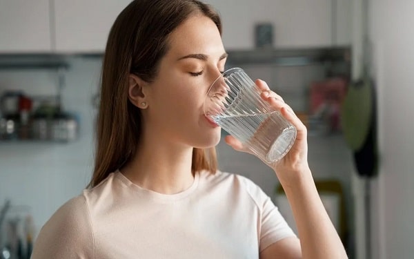 Bổ sung đủ nước cho cơ thể để đảm bảo sức khỏe