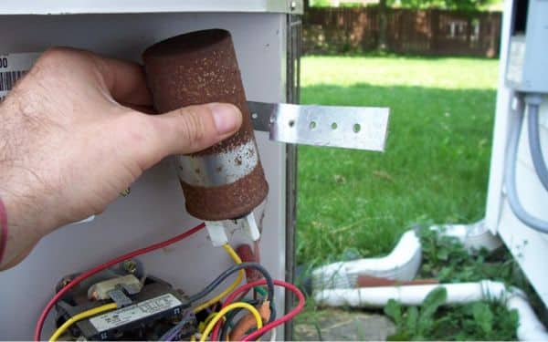 Tụ điện cục nóng bị rỉ sét sau một thời gian sử dụng