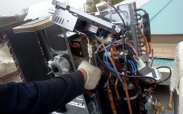 Nhân viên kỹ thuật tháo dỡ máy nén để kiểm tra