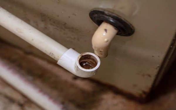 Ống thoát nước bị đóng cặn sau thời gian dài sử dụng