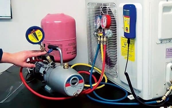 Kỹ thuật viên kiểm tra và nạp môi chất lạnh