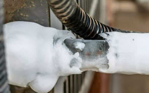 Ống đồng đóng tuyết do ro rỉ môi chất lạnh