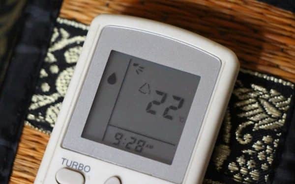 Điều hòa đang hoạt động chế độ Dry (biểu tượng giọt nước)