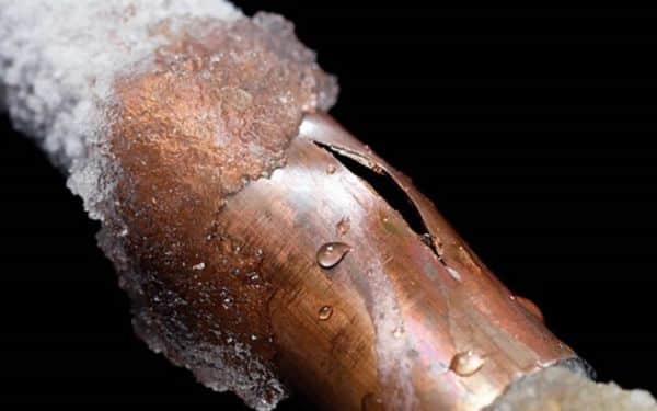 Ống đồng bị nứt gãy và đóng tuyết