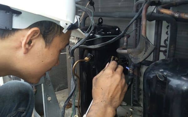 Nhân viên kỹ thuật đang kiểm tra block điều hòa