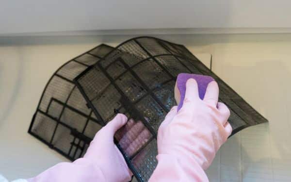 Sử dụng mút mềm làm sạch bệ mặt lưới lọc khí