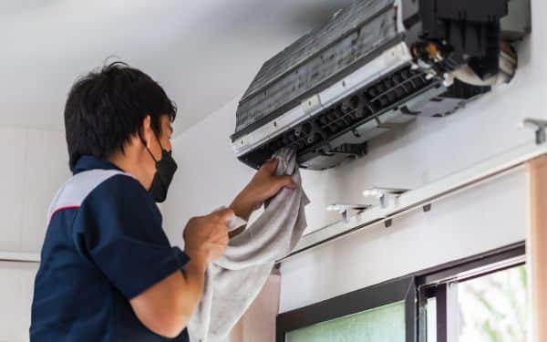 Dùng khăn khô lau sạch nước