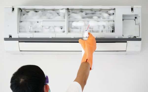 Sử dụng dung dịch vệ sinh chuyên dụng để về sinh dàn lạnh