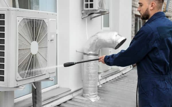 Xịt rửa dàn nóng bằng máy áp lực