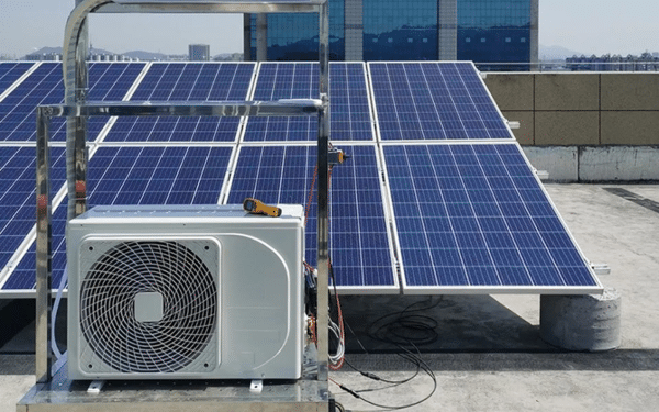 Tấm pin năng lượng mặt trời giúp hấp thụ bức xạ nhiệt